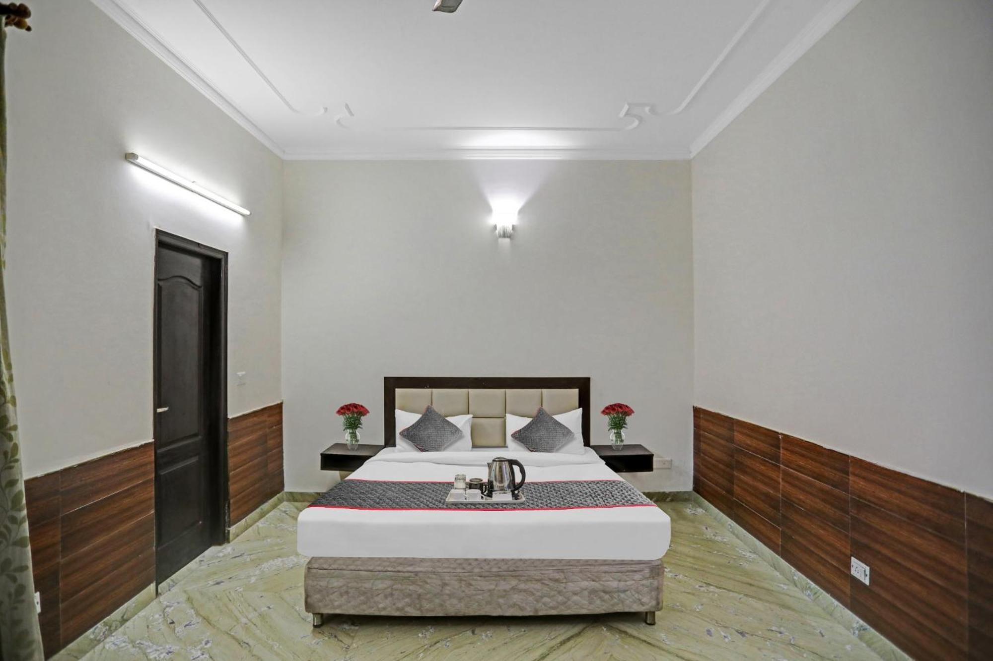 Townhouse The Premier View Near Iskcon Temple Noida Ξενοδοχείο Εξωτερικό φωτογραφία