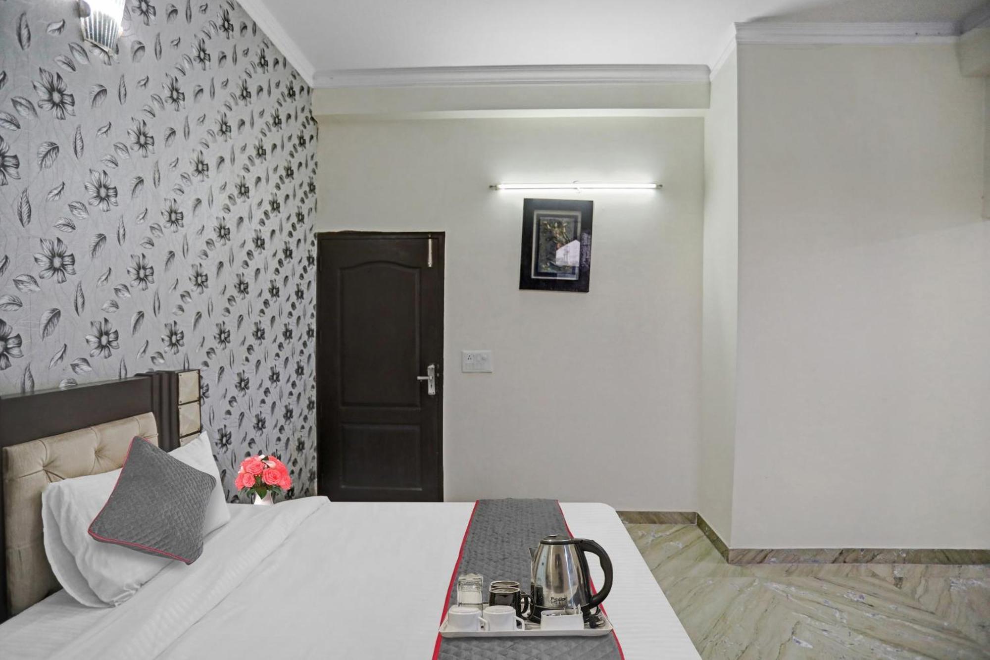 Townhouse The Premier View Near Iskcon Temple Noida Ξενοδοχείο Εξωτερικό φωτογραφία
