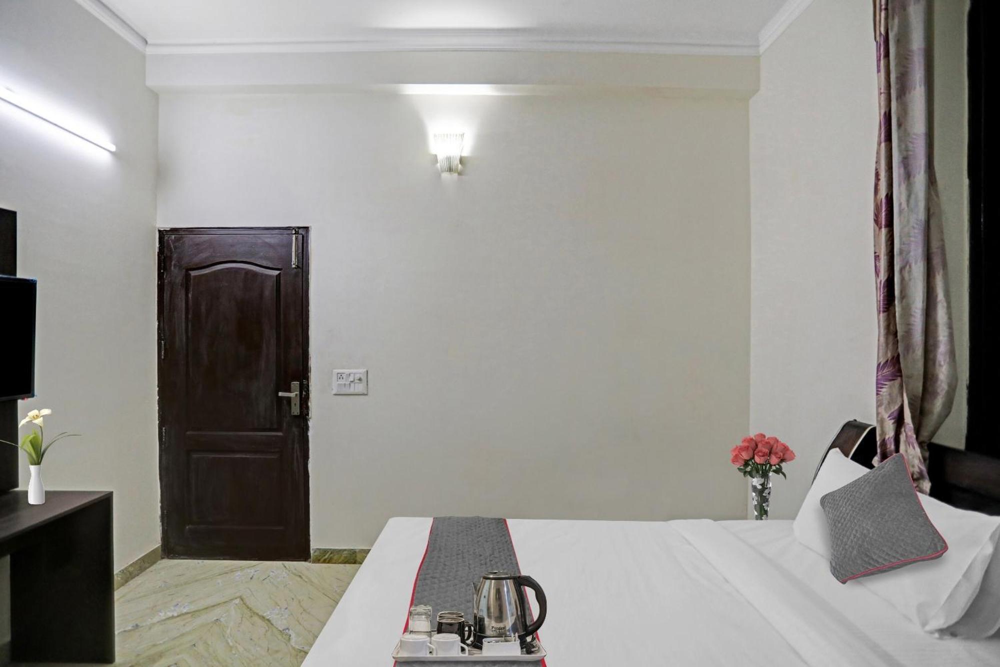 Townhouse The Premier View Near Iskcon Temple Noida Ξενοδοχείο Εξωτερικό φωτογραφία
