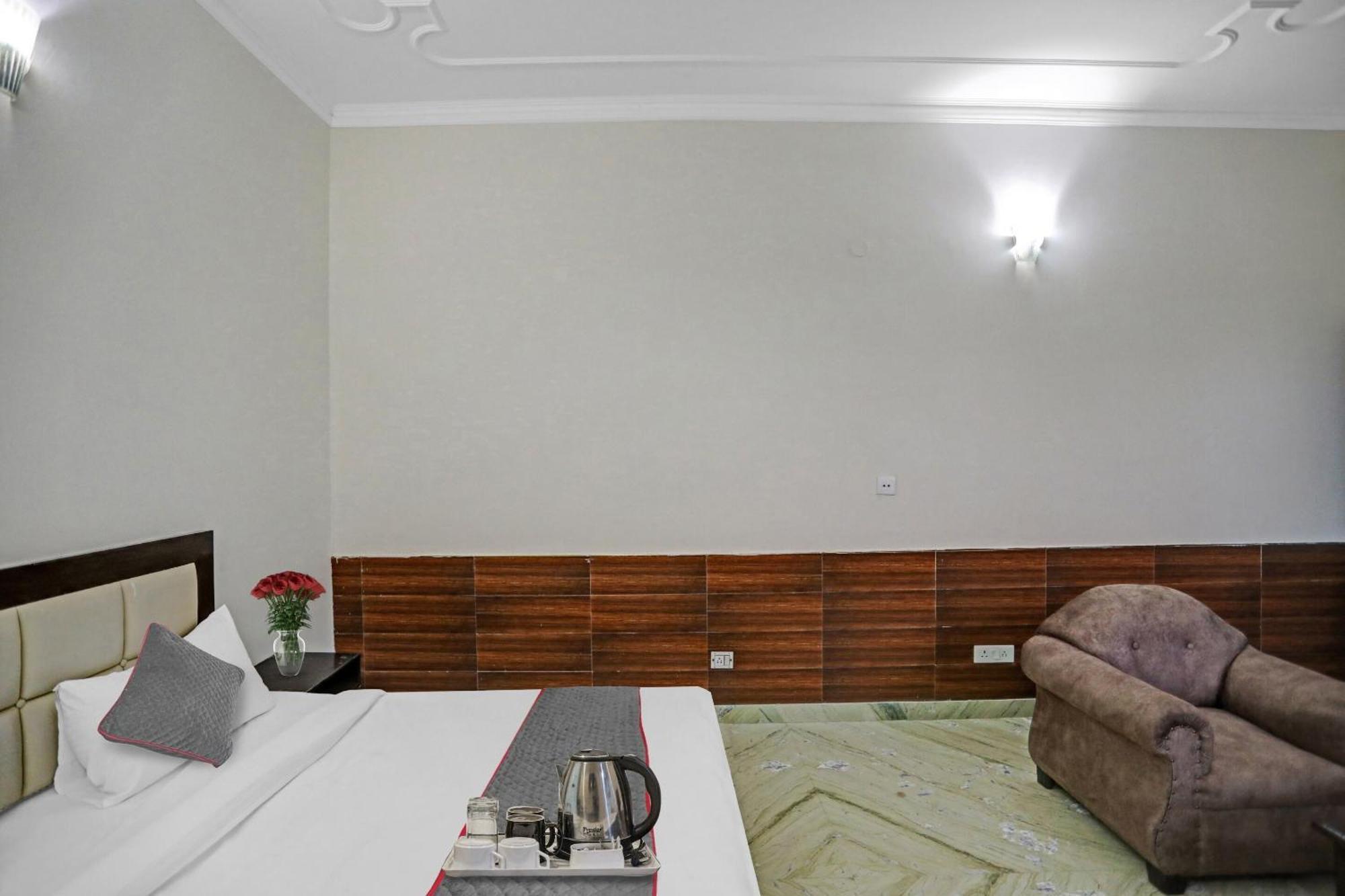 Townhouse The Premier View Near Iskcon Temple Noida Ξενοδοχείο Εξωτερικό φωτογραφία