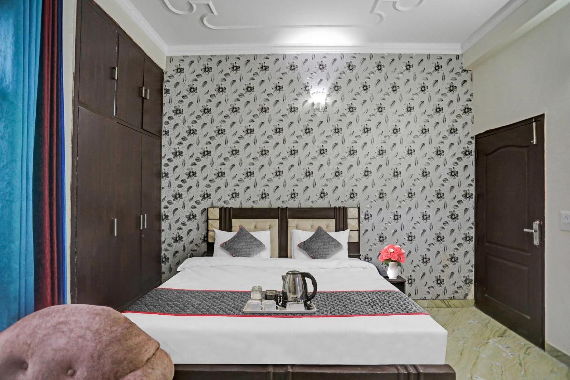 Townhouse The Premier View Near Iskcon Temple Noida Ξενοδοχείο Εξωτερικό φωτογραφία